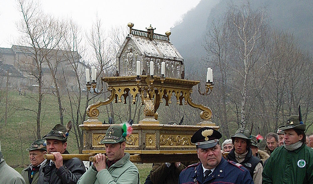 L'urna di Sant'Eldrado in processione